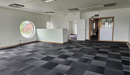 Stor öppen yta med dörr till 22 kvm kontor samt gemensamt pausrum Norra Obbolavägen 131, 137, 139