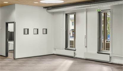 Stora fönster släpper in rikligt med ljus Törnstens Gränd 15B