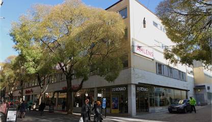 Fastigheten ligger mitt på gågatan i Östersund Prästgatan 37A