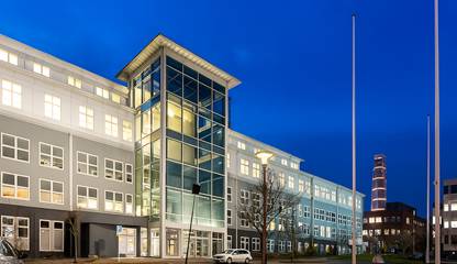 Hub 1947 är en kontorsfastighet med en spännande historia från 1947 och en framtid lika innovativ som dess omgivning Skeppsgatan 19