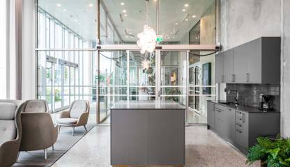 På bottenplan vid entrén hittar du en gemensam lobby med olika mötesmöjligheter Hyllie Vattenparksgata 12