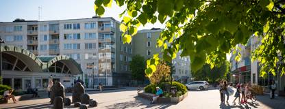 Bergshamra centrum, torg med bibliotek i bakgrunden. Björnstigen 14