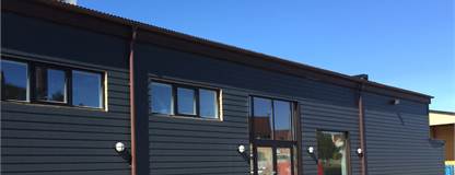 Entré med skyltfönster ut mot Kungsvägen Kungsvägen 43