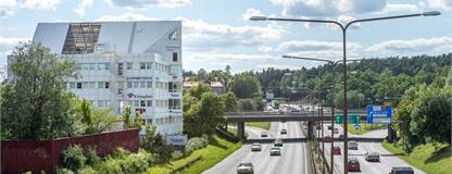 Vy längs med E18 Iggebygatan 12