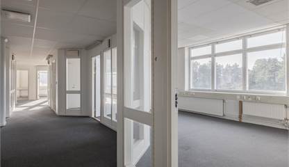 Stora fönsterpartier som skapar en härlig känsla av rymd och trivsel. Ekbacksvägen 32