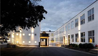 Representativ fastighet med välkomnande innergård och tillgång till gästparkering. Ranhammarsvägen 20