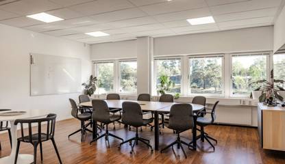 Konferensrum med stora fönster som skapar en ljus och inspirerande miljö. Fiskhallsvägen 16