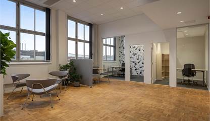 Modern och flexibel arbetsyta med glasade mötesrum och gott om dagsljus. Ranhammarsvägen 20