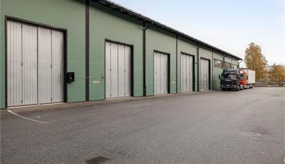 Goda angöringsmöjligheter och plats för större lastbilar direkt utanför portarna. Kumla Gårdsväg 13