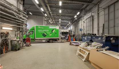 Entréplanet rymmer stora verkstads- och lagerytor med dubbel takhöjd, idealiskt för skrymmande utrustning eller högt lager. Kumla Gårdsväg 13