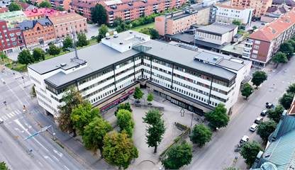 Järnvägsgatan 3-5, Storgatan 28-30.