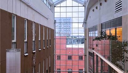 Den invändiga ljusgården ger rikligt med ljusinsläpp Torggatan 10