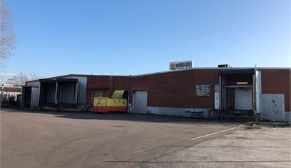 Lastgård med portar Kompanigatan 18