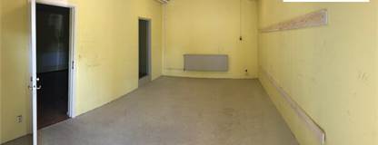 Större rum, dörr t v leder in till mindre rum. Gamla vägen 5