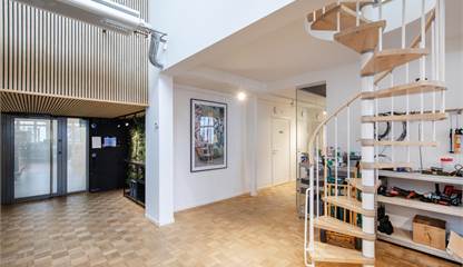 Entré och trapp till entresolplan Ranhammarsvägen 20