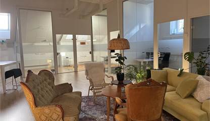 Öppen i mitten och kontorsrum runt väggarna Västra Kvarngatan 64