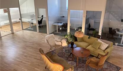 Från pentryt kan man titta ner i lokalen Västra Kvarngatan 64