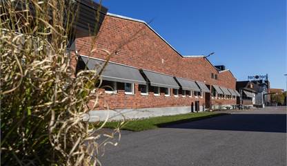 Exteriör med fint sågtandat tak Ståthögavägen 44