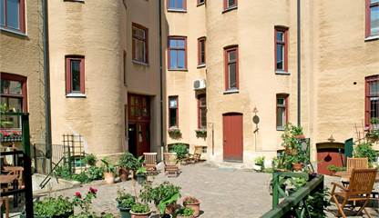Lugn och trevlig innergård Drottninggatan 24
