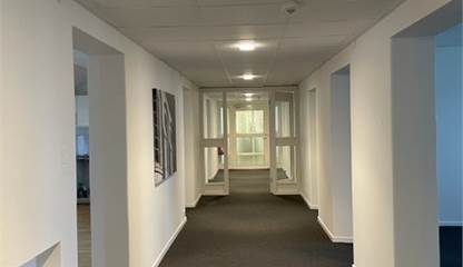 Korridor. Entrédörren till kontoret Brunnshusg/Nybrogmfl