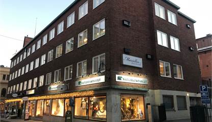 Fasadbild med belysning Kyrkogatan 21