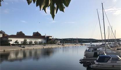 Bild över fastigheten med havet och båthamnen Nya Hamngatan 21